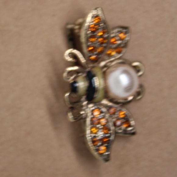 Vintage Liz Claiborne Rhinestone & Gloss Enamel with Faux Pearl bee brooch - Picture 2 of 4
